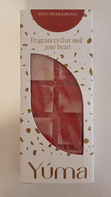 White YUMA MELOMAKARONO packaging with red and white wax melts featuring gold glitter.