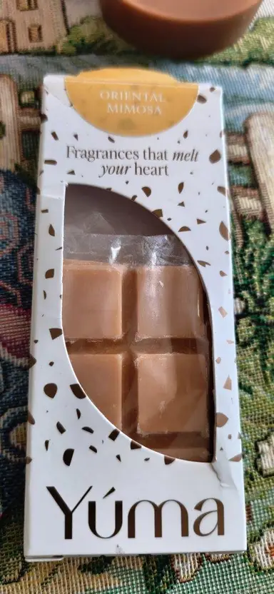 YUMA Oriental Mimosa wax melts in white packaging with brown square wax pieces.
