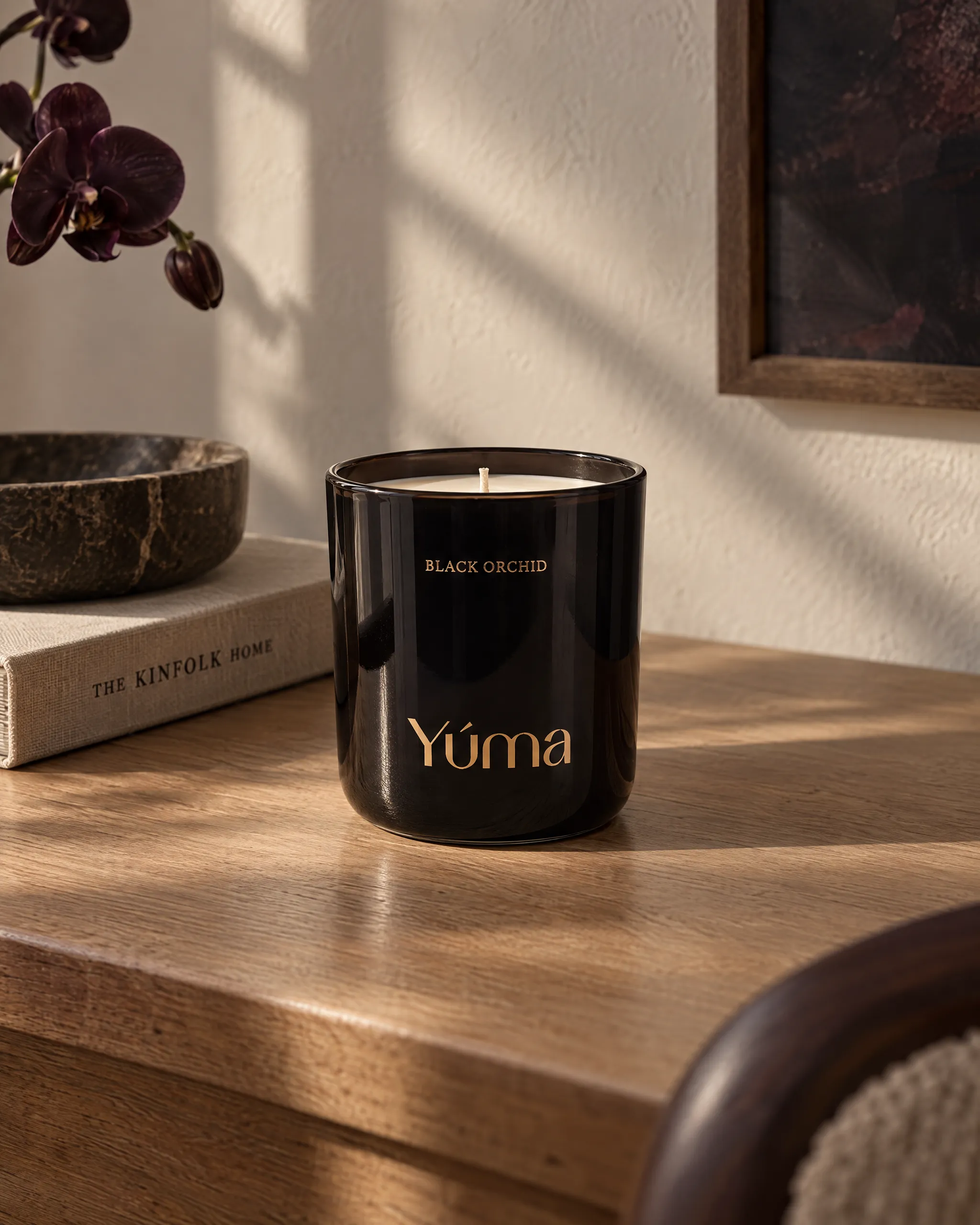 Yúma Black Orchid Candle in a home setting.
