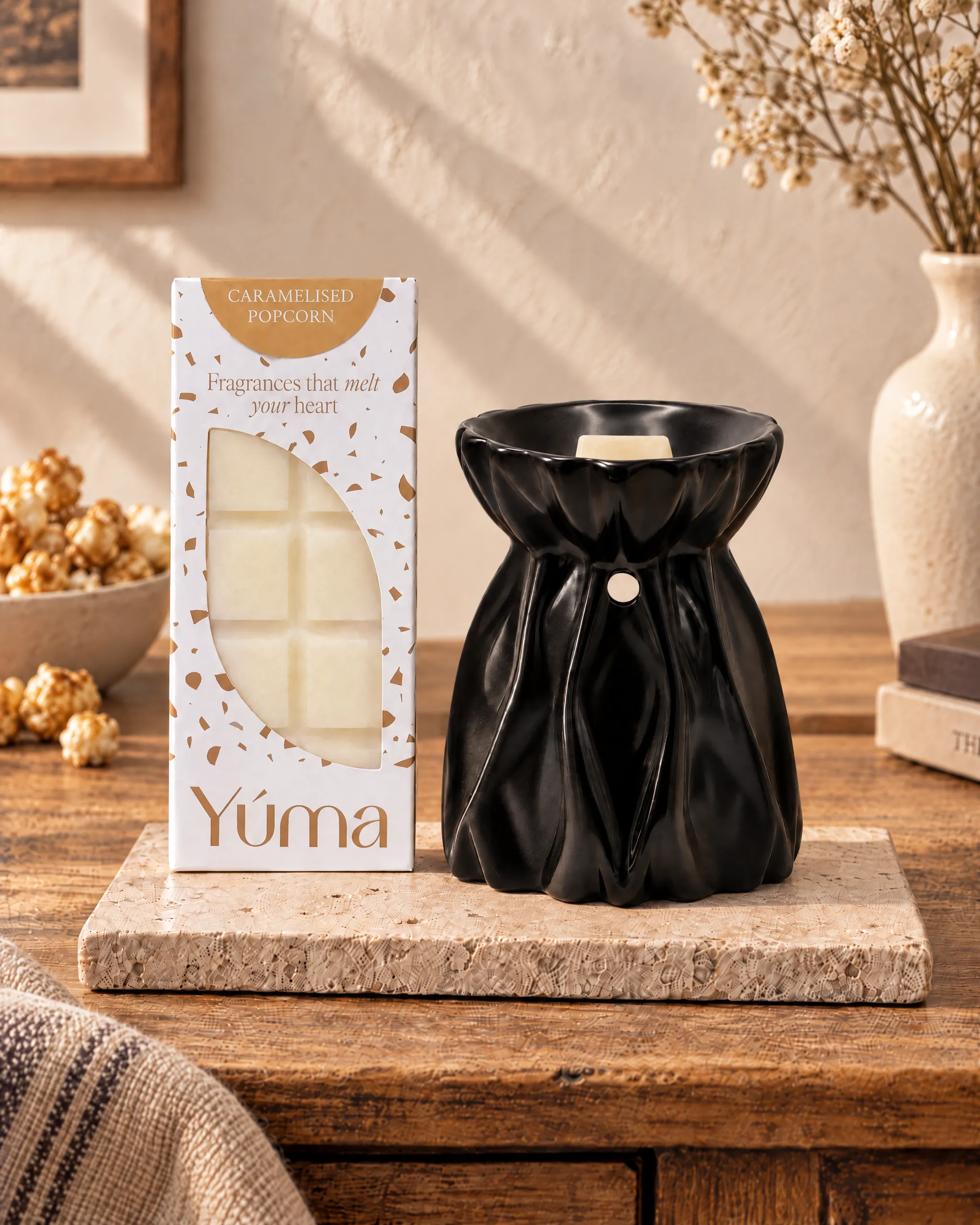 Yúma Caramelised Popcorn Snap Bar in a home setting.