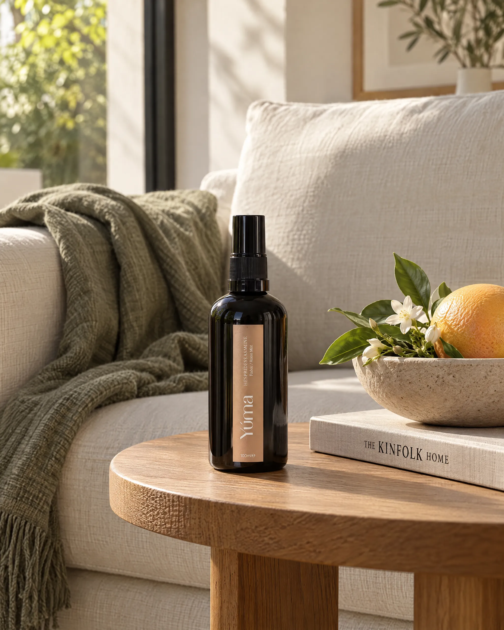 Yúma Hesperides Jasmine Fabric/Room Mist in a home setting.
