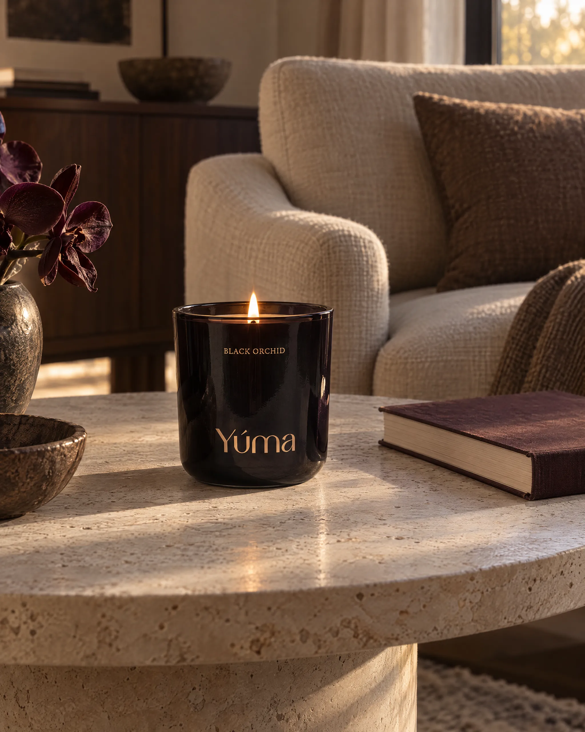 Yúma Black Orchid Candle in a home setting.