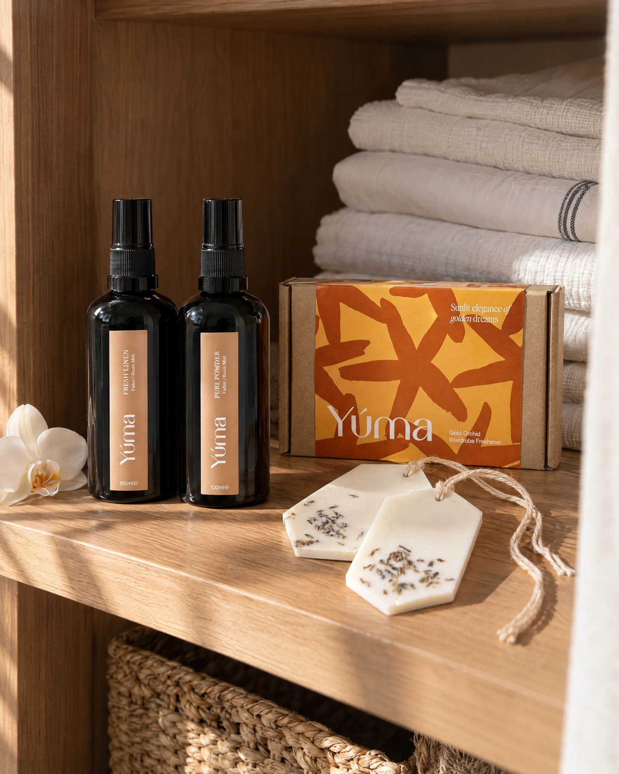 Yúma Linen Set in a home setting.