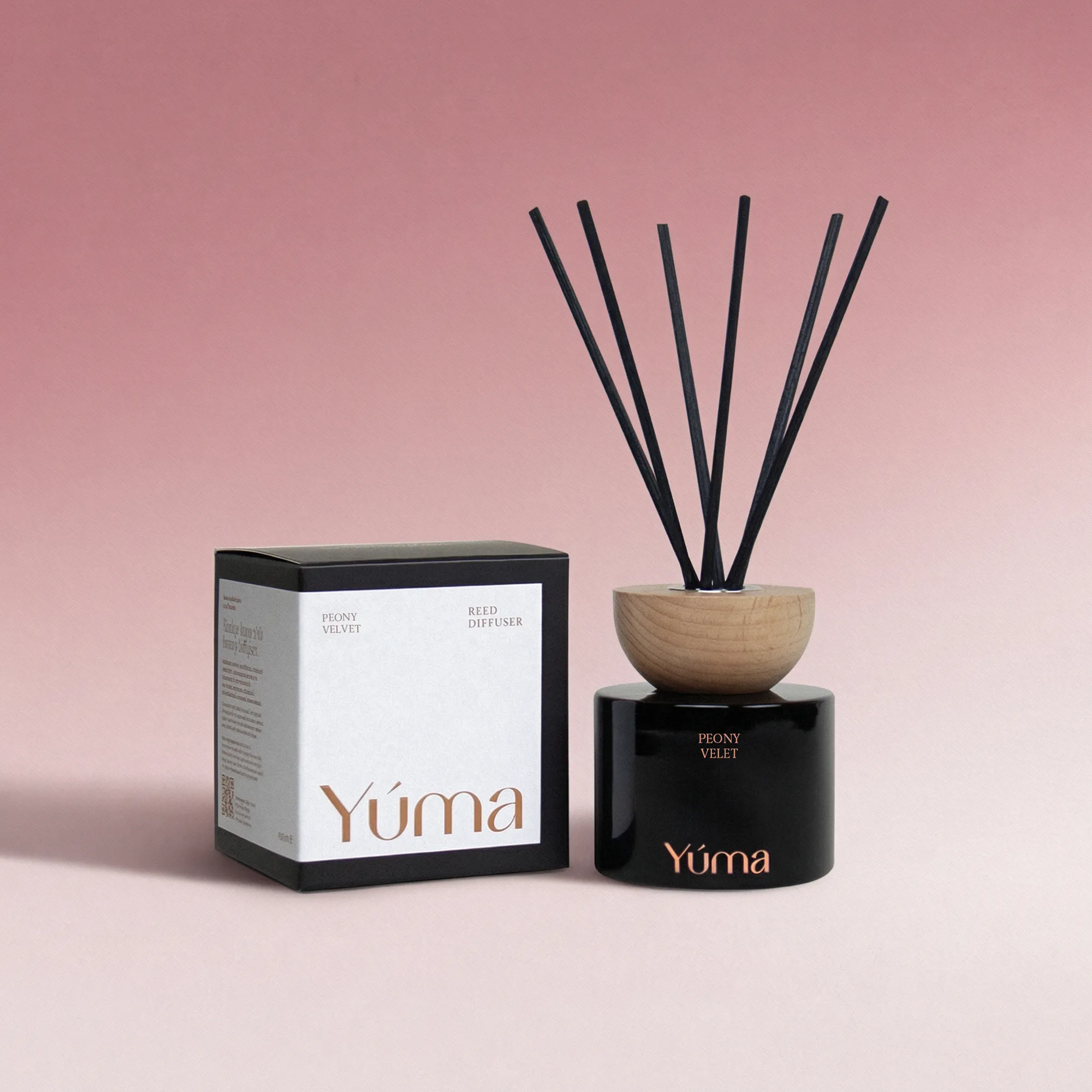 Peony Velvet Reed Diffuser YUMA Peony Velvet black reed diffuser with a wooden lid and black reeds, next to its packaging.